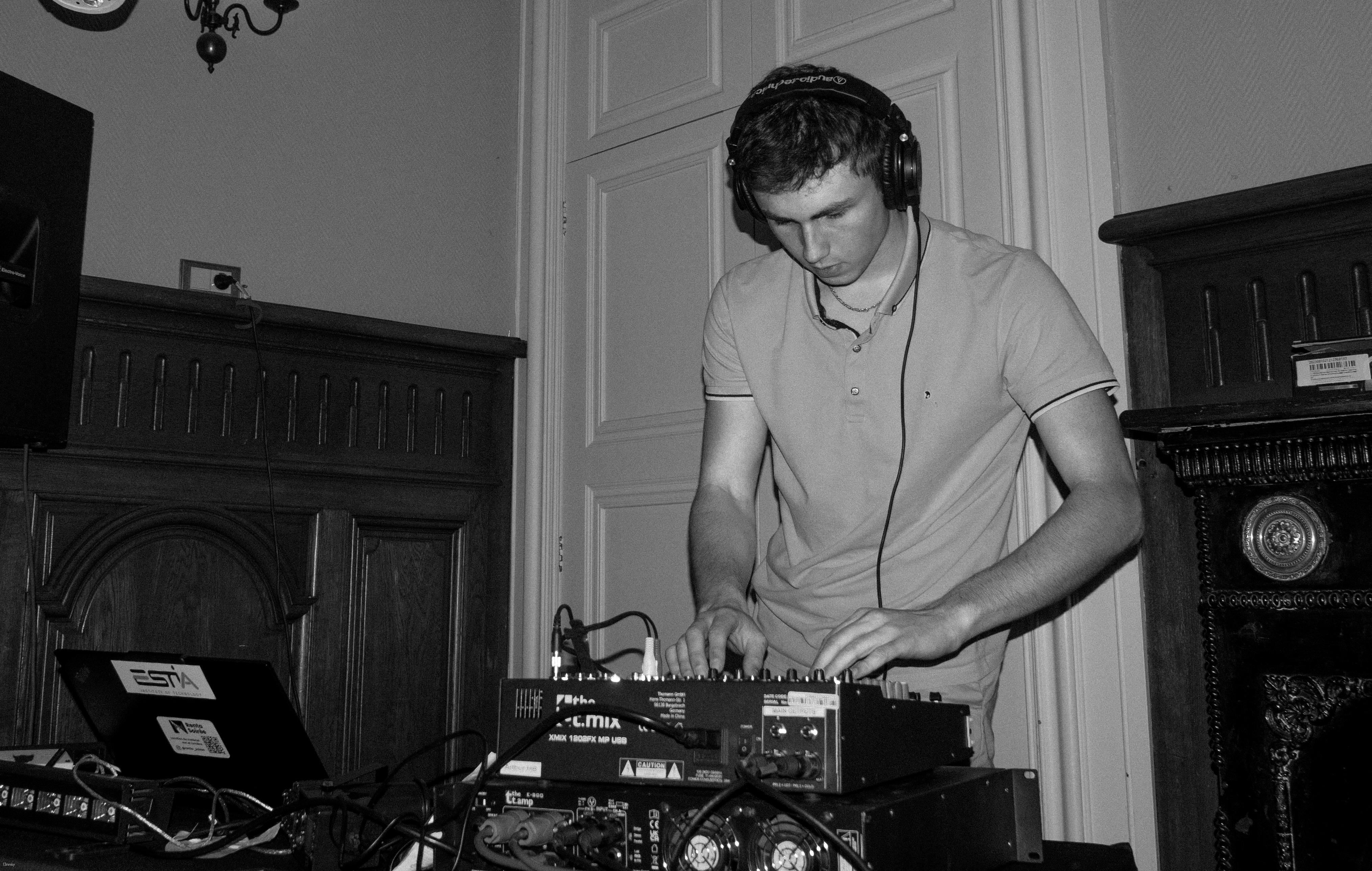 Installation DJ avec portique et lyres motorisees